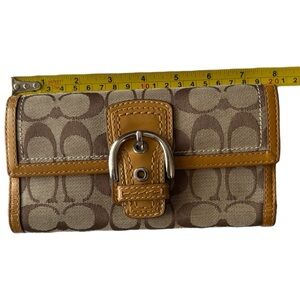 Authentic y2k Vintage Coach Monogram Logo Buckle Wallet Tan Beige Patent trim